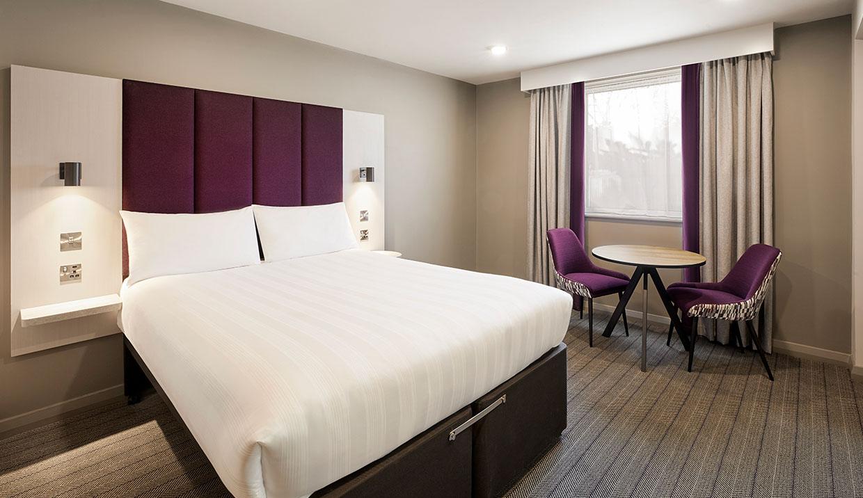 Premier Inn Cheltenham Central (West/A40) hotel